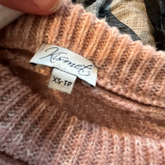 **SOLD** Pink knit sweater - Picture 3 of 3